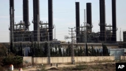 Des enfants jouent près de la Centrale électrique de Nusairat, dans la bande de Gaza, 12 janvier 2017.