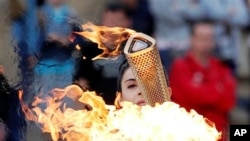 Đuốc Olympic được thắp lên từ ngọn lửa Olympic