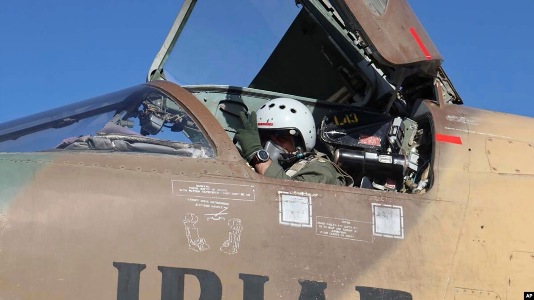 Seorang pilot memberi isyarat saat berlangsungnya latihan angkatan udara, di Iran, Kamis, 21 Oktober 2021. (Iranian Army via AP)