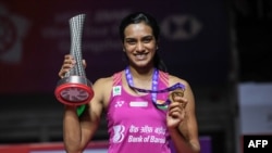 Sindhu Pusarla dari India berpose dengan trofinya setelah menang dalam laga bulu tangkis final tunggal putri BWF World Tour Finals 2018 di Guangzhou, Minggu, 16 Desember 2018.