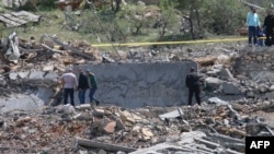 لبنان کی وادئ بیکا میں ایک اسرائیلی حملے کے بعد لوگ تباہ شدہ عمارت کا جائزہ لے رہے ہیں، فوٹو اے ایف پی ۔14 اپریل 2024
