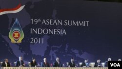 Para pemimpin ASEAN menandatangani Deklarasi bersama di Nusa Dua, Bali (17/11).