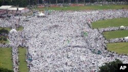 Ribuan Muslim berkumpul di Lapangan Monas dalam demonstrasi melawan Gubernur Jakarta Basuki "Ahok" Tjahaja Purnama, yang diduga melakukan penistaan agama (2/12). (AP/Tatan Syuflana)