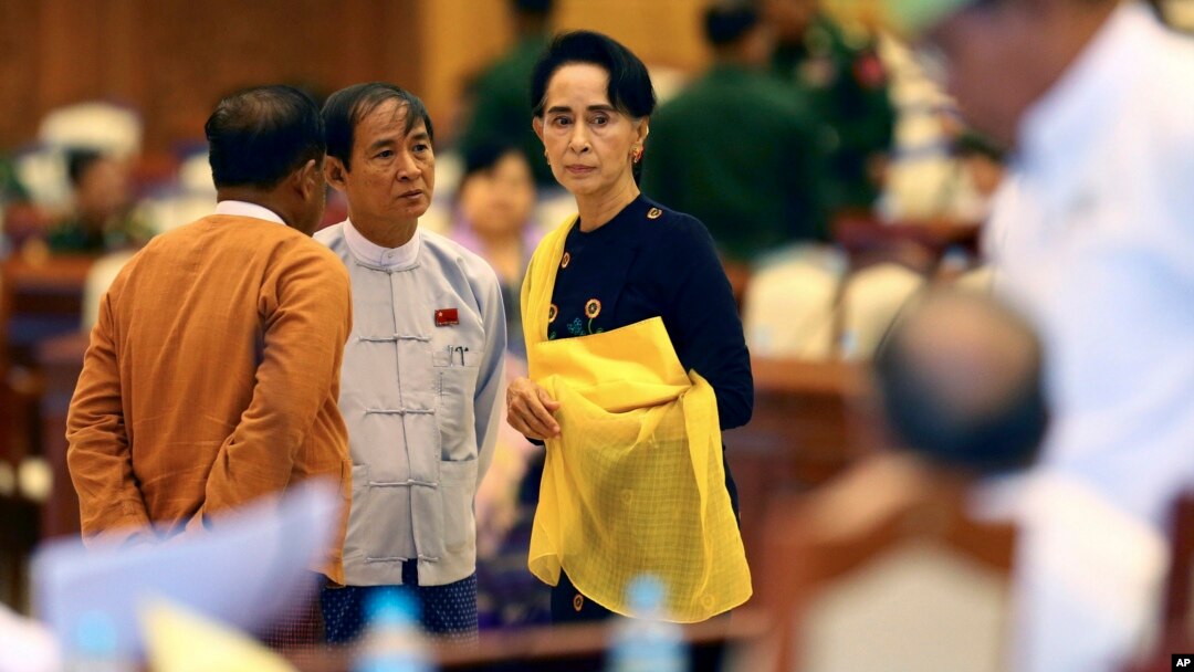 Pemimpin oposisi Myanmar Aung San Suu Kyi di dalam gedung Parlemen di Naypyitaw, November 2015.