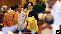 Pemimpin oposisi Myanmar Aung San Suu Kyi di dalam gedung Parlemen di Naypyitaw, November 2015.