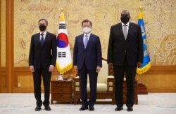 방한 중인 미국의 토니 블링컨 국무장관(왼쪽)과 로이드 오스틴 국방장관(오른쪽)이 지난 18일 청와대에서 문재인 한국 대통령을 예방했다.