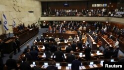 Israel mengambil sumpah para anggota parlemen barunya di Yerusalem hari Selasa (15/11).