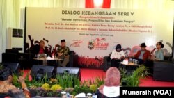 Jelajah Kebangsaan ke-5 di stasiun Tugu Yogyakarta membahas topik patriotisme, Selasa (19/2) malam. (Foto: VOA/Munarsih Sahana).