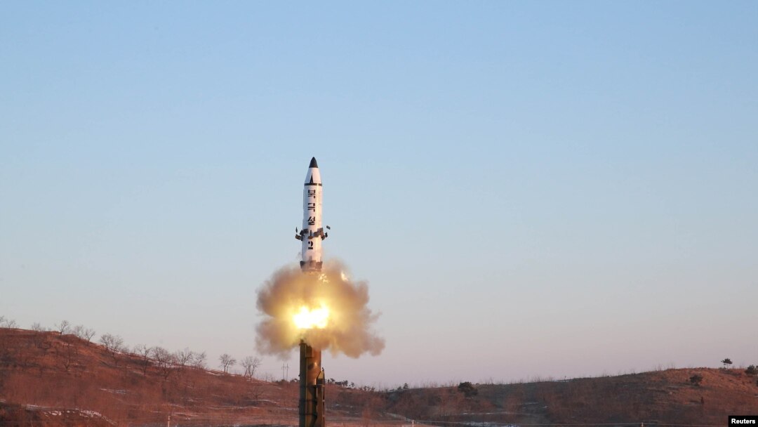 Uji coba peluncuran misil Pukguksong-2 yang dipandu langsung oleh pemimpin Korea Utara Kim Jong-un, 13 Februari 2017. (Foto: dok).