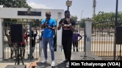 Artistas angolanos Gilmário (esq) e MCK na manifestação do livro, Luanda, 27 de Fevereiro 2021