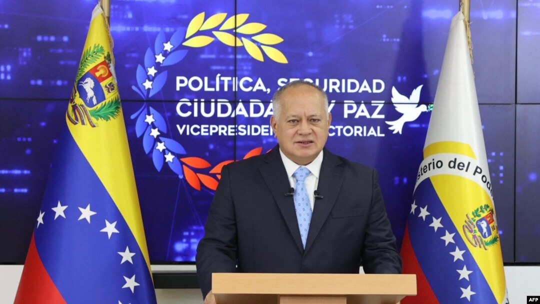 Fotografía difundida por el Ministerio del Interior y Justicia de Venezuela que muestra al ministro del Interior de Venezuela, Diosdado Cabello, hablando durante una conferencia de prensa en Caracas el 6 de enero de 2025.