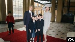 La actriz Catherine Zeta Jones y su esposo Michael Douglas a su llegada al Palacio de Buckingham en Londres a recibir la Orden del Imperio Británico.