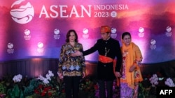 Wakil Presiden AS Kamala Harris (kiri) disambut oleh Presiden Joko Widodo (tengah) dan Ibu Negara Iriana Widodo pada gala dinner KTT ASEAN ke-43 di Jakarta pada 6 September 2023. (Foto: AFP)