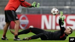 Manuel Neuer, couché, lors d'une séance d'echauffement à l'Allianz Arena, Munich le 4 novembre 2014. 