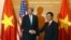美国国务卿约翰•克里与越南外长范平明在河内会谈。（2013年12月16日） 