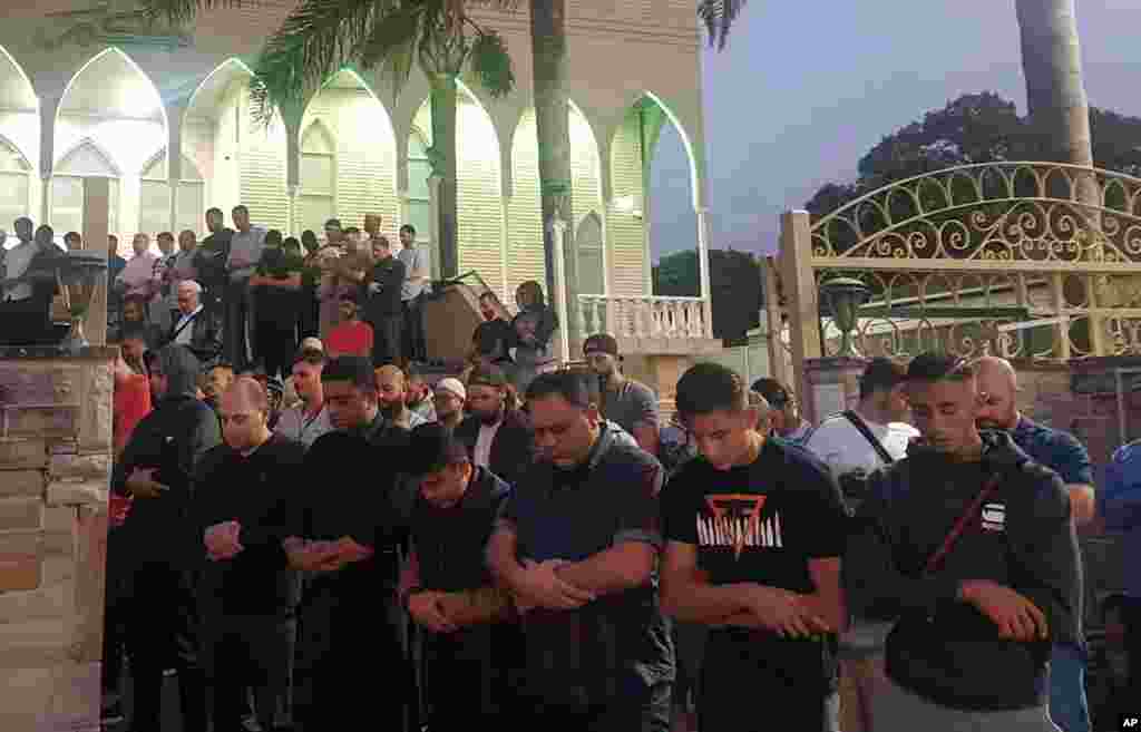 واکنش به حمله تروریستی به دو مسجد در نیوزلند - گروهی از مسلمانان در استرالیا برای قربانیان نیایش می کنند.&nbsp;