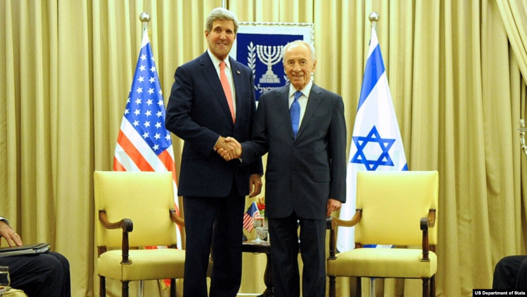 Ngoại trưởng Mỹ John Kerry và Tổng thống Israel Shimon Peres tại Jerusalem, ngày 6/11/2013.