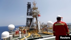 Seorang teknisi perusahaan minyak nasional Turki, TPAO, di anjungan pengeboran migas lepas pantai Yavuz di timur Laut Tengah, perairan Siprus, 6 Agustus 2019. (Foto: Reuters)