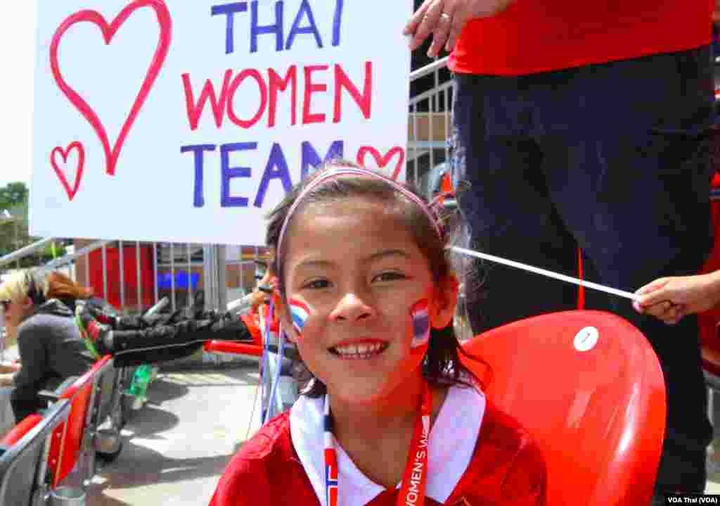 Thai Football fans in Ottawa