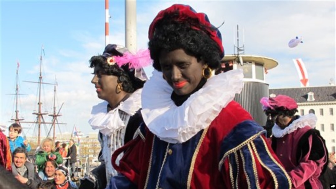 Para "Zwarte Piet" atau "Piet Hitam" dalam sebuah parade Sinterklas di Amsterdam, Belanda. (AP/Margriet Faber)