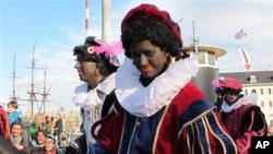 Para "Zwarte Piet" atau "Piet Hitam" dalam sebuah parade Sinterklas di Amsterdam, Belanda. (AP/Margriet Faber)