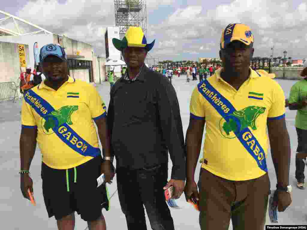 Des supporters gabonais devant le stade à Libreville, au Gabon, le 18 janvier 2017. (VOA/Timothee Donangmaye)