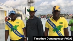 Des supporters gabonais devant le stade à Libreville, au Gabon, le 18 janvier 2017. (VOA/Timothee Donangmaye)