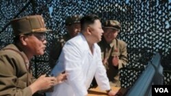 北韓領導人金正恩。（白衣者）