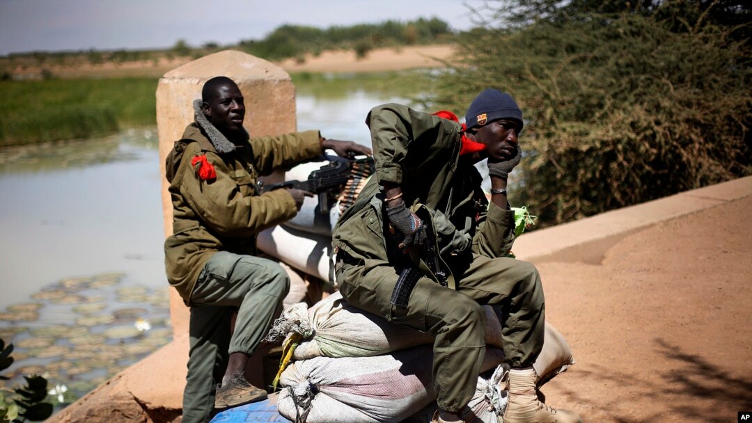  Abasirikare b'igihugu ca Mali, bacunze ikiraro cinjira mu gisagara ca Gao aho umwiyahuzi yagerageje kwiturikirizako ikibombe.