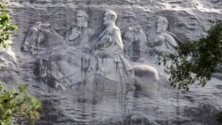 Резьба с изображением фигур Конфедерации в период Гражданской войны Стоунволла Джексона, Роберта Э. Ли и Джефферсона Дэвиса в Стоун-Маунтин