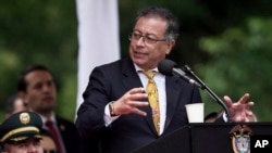 El presidente colombiano Gustavo Petro habla en la ceremonia que marca el aniversario de la Batalla de Boyacá de 1819 que selló la independencia de Colombia de España, en el Monumento Puente de Boyacá en Tunja, Colombia, el miércoles 7 de agosto de 2024.