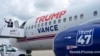 El candidato republicano a la vicepresidencia, el senador J.D. Vance, republicano por Ohio, saluda mientras aborda el Trump Force Two en el Aeropuerto Internacional de Dayton, el lunes 22 de julio de 2024, en Dayton, Ohio.