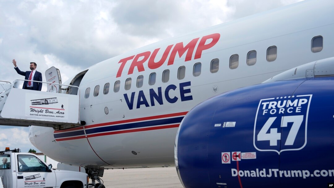 El candidato republicano a la vicepresidencia, el senador J.D. Vance, republicano por Ohio, saluda mientras aborda el Trump Force Two en el Aeropuerto Internacional de Dayton, el lunes 22 de julio de 2024, en Dayton, Ohio.