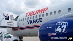 El candidato republicano a la vicepresidencia, el senador J.D. Vance, republicano por Ohio, saluda mientras aborda el Trump Force Two en el Aeropuerto Internacional de Dayton, el lunes 22 de julio de 2024, en Dayton, Ohio.