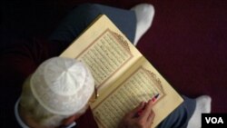 Salah satu tantangan dalam mempelajari bahasa Arab adalah beragamnya gaya bahasa Arab, mulai dari Arab klasik seperti yang tertulis di Al-Quran hingga berbagai dialek bahasa Arab modern.