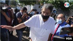 El escritor nicaragüense y ex vicepresidente Sergio Ramírez Mercado tras salir de la Fiscalía General de la República el martes 1 de junio de 2021. Foto Houston Castillo, VOA.