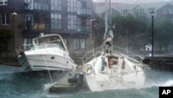 Kapal-kapal di dermaga di Halifax, Nova Scotia terombang-ambing ombak besar seiring dengan Badai Dorian yang makin mendekat, 7 September 2019.