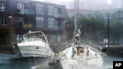 Las olas chocan contra botes a lo largo de la costa de Halifax, Nueva Escocia, cuando se acerca el huracán Dorian el sábado 7 de septiembre.