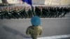ARHIVA - Vojna parada u Sankt Peterburgu (Foto: AP/Dmitri Lovetsky)