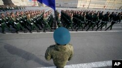 Arhiv - Vojna parada u Sankt Peterburgu (Foto: AP/Dmitri Lovetsky)