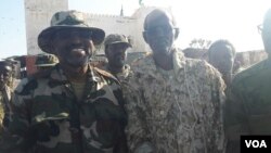 Bidix: Wasiirka Qorsheynta Puntland Shire Xaaji Faarax. Midig: Yuusuf Maxamed Dhedo, guddoomiyaha gobolka Bari oo ku sigan Qandala. 