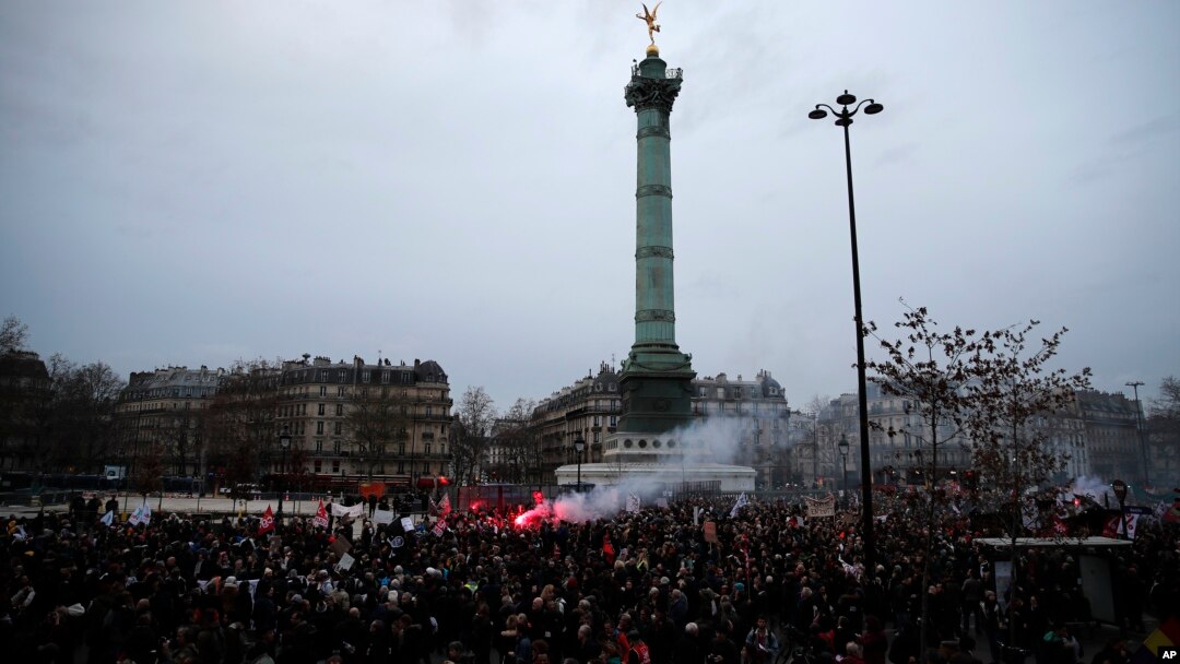 Para demonstran berkumpul di lapangan La Bastille dalam unjuk rasa menolak reformasi sistem pensiun nasional, Paris, 17 Desember 2019.