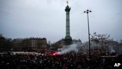 Para demonstran berkumpul di lapangan La Bastille dalam unjuk rasa menolak reformasi sistem pensiun nasional, Paris, 17 Desember 2019.