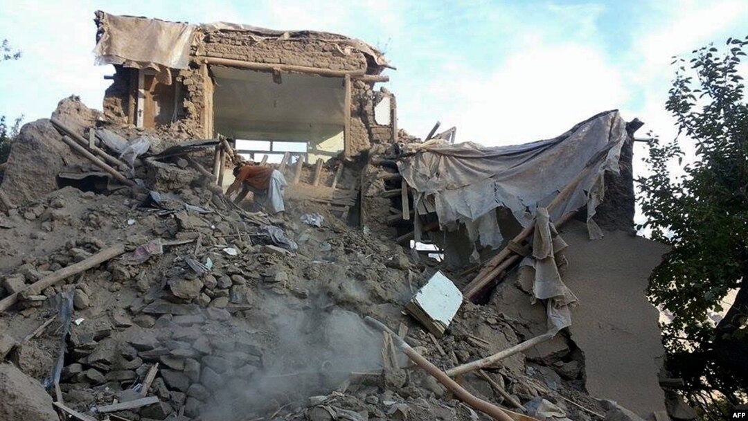 Bangunan rusak akibat gempa di desa Raman Kheel, lembah Panjshir, Afghanistan (26/10).