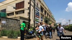 Gradjani beže iz mola nakon pucnjave izmedju neidentifikovanih napadača i policije u Vestgejt molu u Najrobiju, Kenija