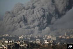 Asap mengepul menyusul serangan udara Israel di Jalur Gaza, terlihat dari Israel selatan, Rabu, 22 November 2023. (AP Photo/Leo Correa)