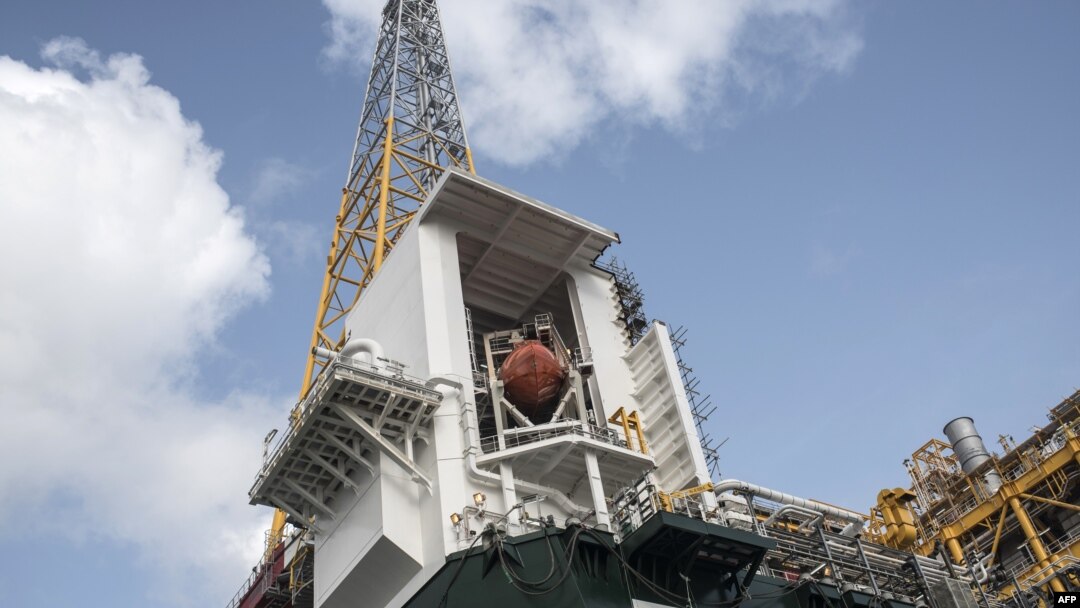 Egina FPSO (Floating Production Storage and Offloading), kapal produksi dan penyimpanan minyak mentah berlabuh di pelabuhan Lagos, Nigeria, 23 Februari 2018.