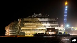 El Costa Concordia ya enderezado frente a las islas de Giglio, en Italia.