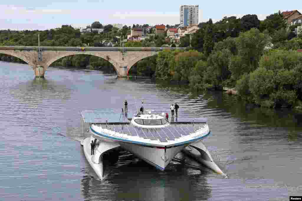 شمسی توانائی سے چلنے والی دنیا کی سب سے بڑی کشتی &rsquo;ٹورانور پلانٹ سولر&lsquo; پیرس کے قریب دریا میں محو سفر ہے۔