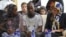 <p>Jakadiyar Amurka a MDD Samantha Power da Fanta Oulen Camara, 24 da Dr. Oulare Bakarya a Conakry, Guinea, Oktoba 26, 2014.</p>
